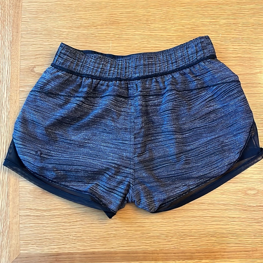 Lululemon Reversible Shorts - Picture 4 of 5